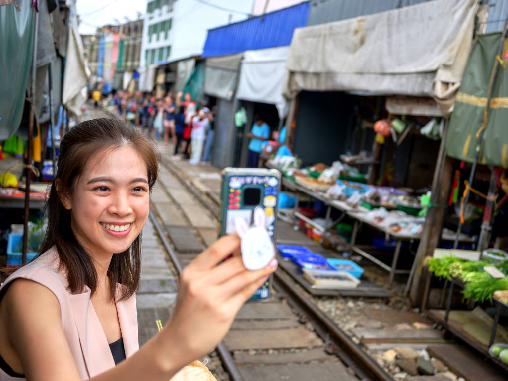 Il Maeklong Railway Market