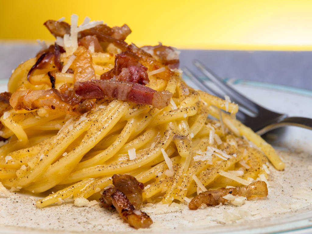 Carbonara: storia, verità e leggende del piatto romano più discusso