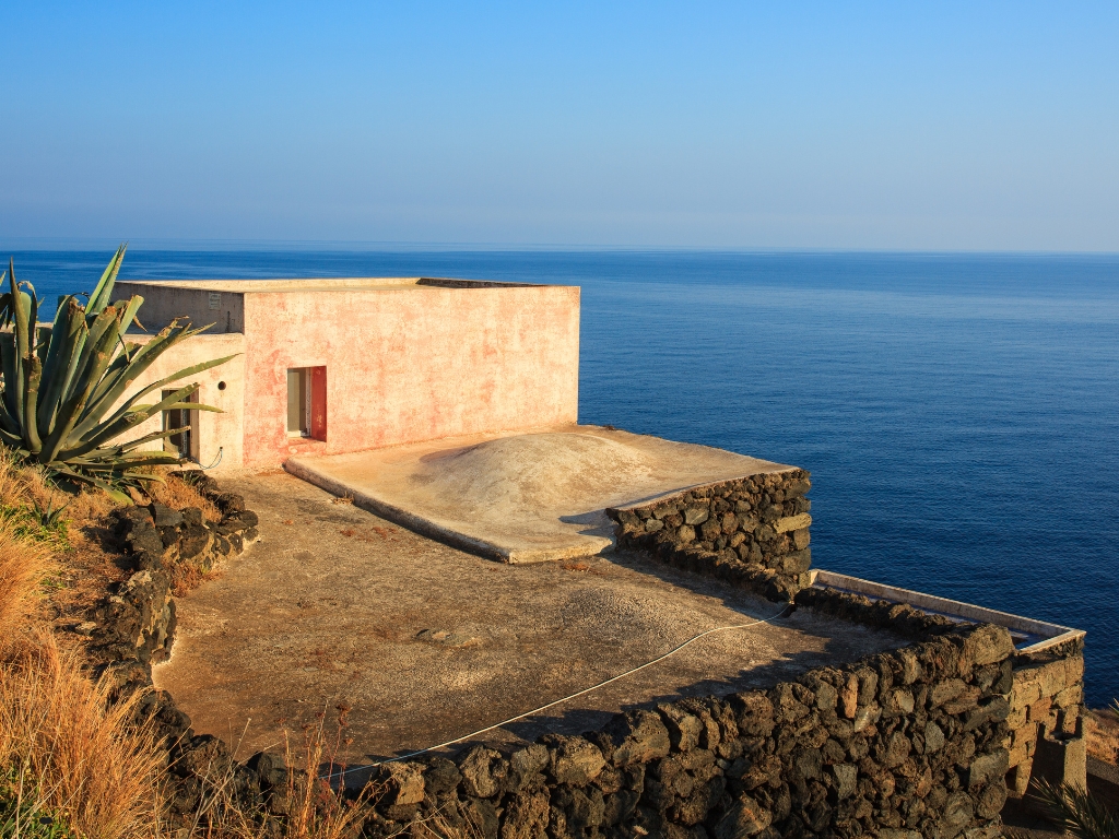 Pantelleria: il lato più autentico tra dammusi e terra